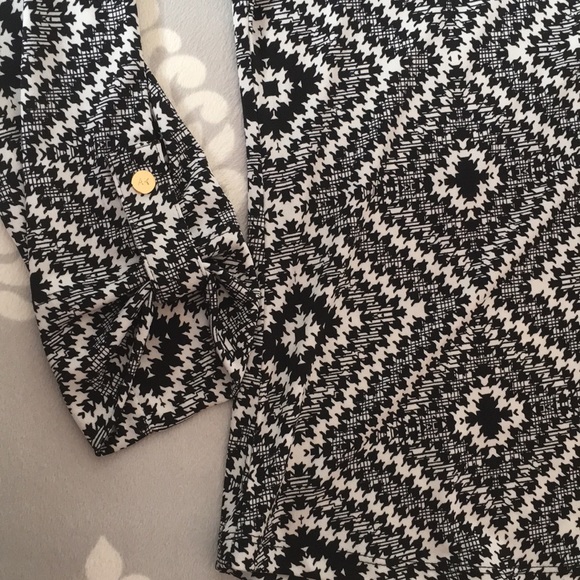 Anne Klein - Black & White Geometric Zip Up Blouse - Picture 2 of 8